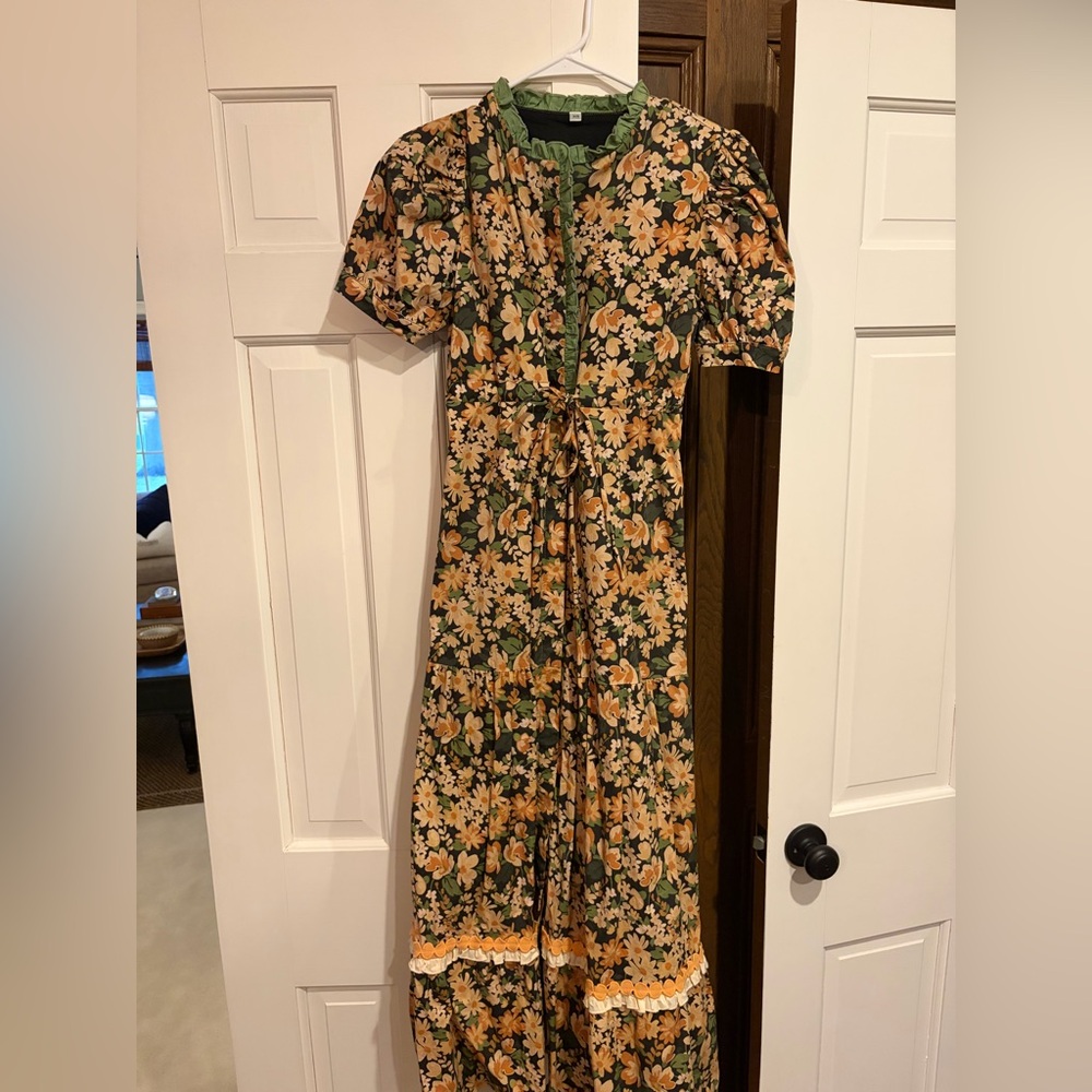 Chic Floral Maxi Dress in Green and beige